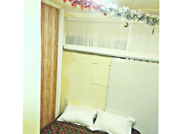 Near Airport AC Couple Friendly Room at a Budget Inn : photo 9 de la chambre chambre double avec salle de bains commune