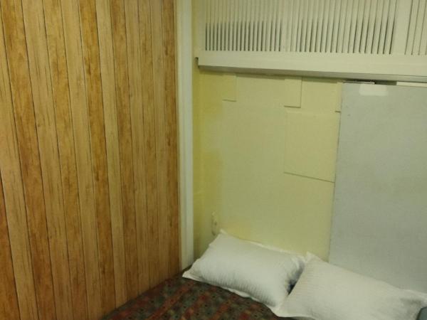 Near Airport AC Couple Friendly Room at a Budget Inn : photo 8 de la chambre chambre double avec salle de bains commune
