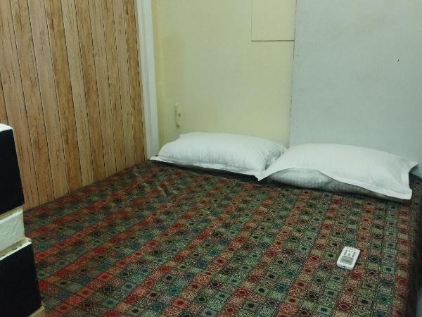 Near Airport AC Couple Friendly Room at a Budget Inn : photo 7 de la chambre chambre double avec salle de bains commune