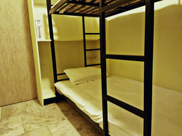 Near Airport AC Couple Friendly Room at a Budget Inn : photo 9 de la chambre lit superposé dans dortoir mixte
