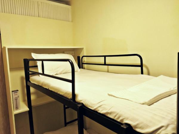 Near Airport AC Couple Friendly Room at a Budget Inn : photo 10 de la chambre lit superposé dans dortoir mixte