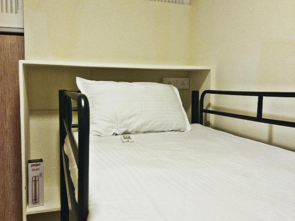 Near Airport AC Couple Friendly Room at a Budget Inn : photo 8 de la chambre lit superposé dans dortoir mixte