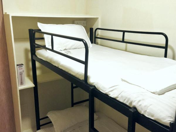 Near Airport AC Couple Friendly Room at a Budget Inn : photo 9 de la chambre lit superposé dans dortoir mixte