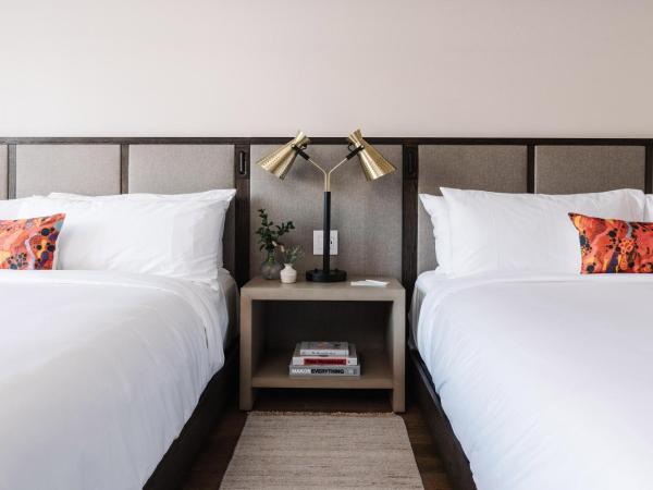 The Alida, Savannah, a Tribute Portfolio Hotel : photo 2 de la chambre chambre lit king-size - vue sur piscine