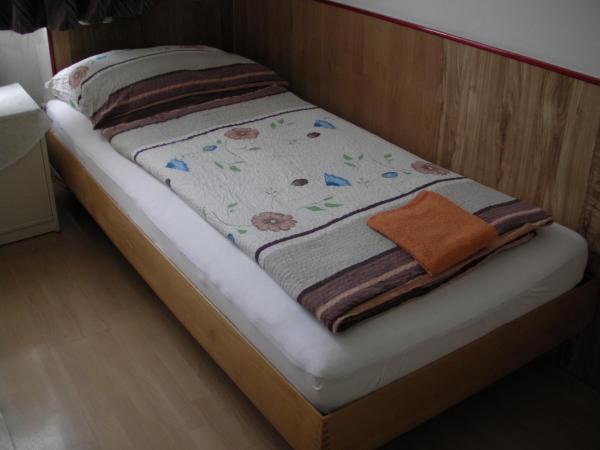 HappyHostel : photo 8 de la chambre chambre simple avec salle de bains commune