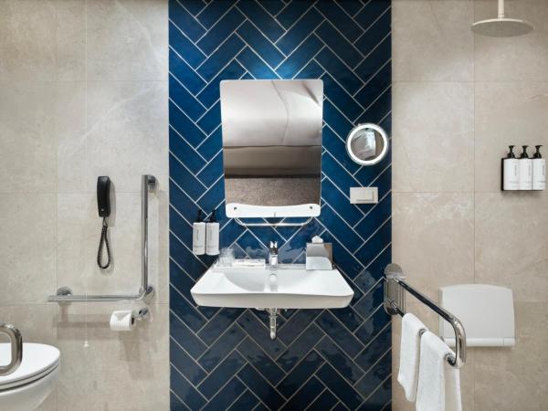 Crowne Plaza Istanbul - Ortakoy Bosphorus, an IHG Hotel : photo 2 de la chambre chambre lit queen-size premium - accessible aux personnes à mobilité réduite