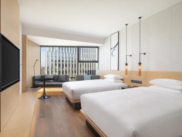 Fairfield by Marriott Shanghai Lingang Special Area : photo 2 de la chambre chambre double de luxe avec 2 lits doubles et vue sur ville