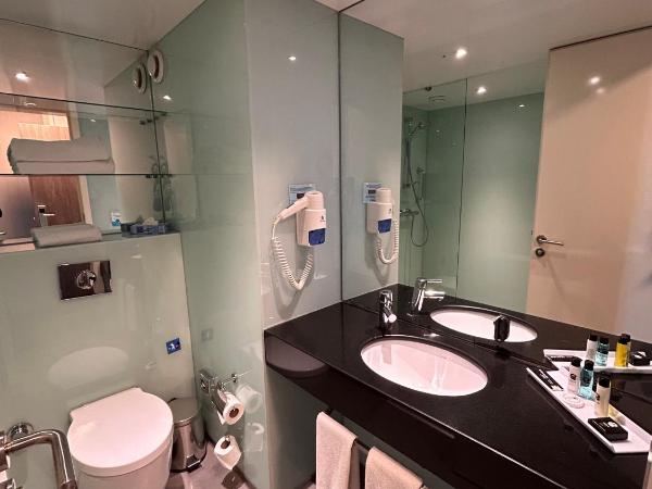 Ramada Encore Istanbul Bayrampasa : photo 5 de la chambre chambre triple - vue sur ville - non-fumeurs