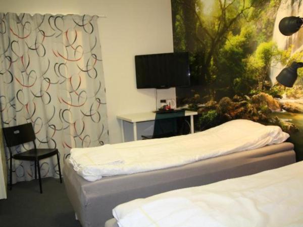 HI Oslo Haraldsheim : photo 9 de la chambre chambre double avec salle de bains privative