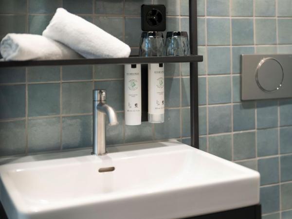 Tailormade Hotel LEO St Gallen : photo 9 de la chambre hébergement lit king-size premium