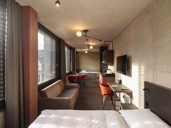 Tailormade Hotel LEO St Gallen : photo 6 de la chambre hébergement lit king-size premium