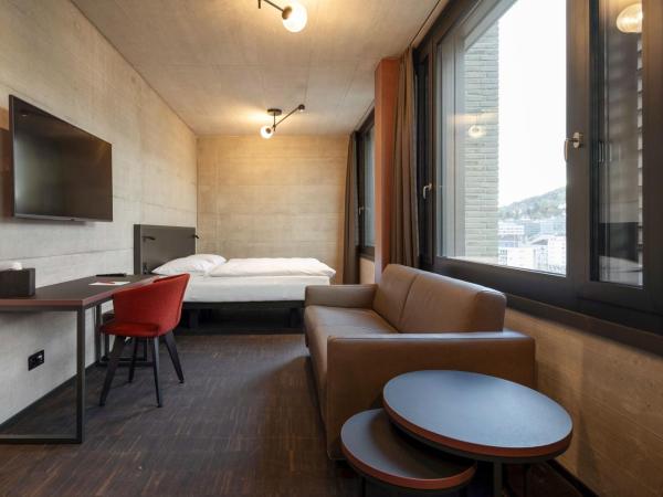 Tailormade Hotel LEO St Gallen : photo 7 de la chambre hébergement lit king-size premium