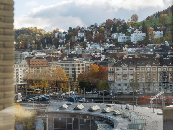 Tailormade Hotel LEO St Gallen : photo 10 de la chambre hébergement lit king-size premium