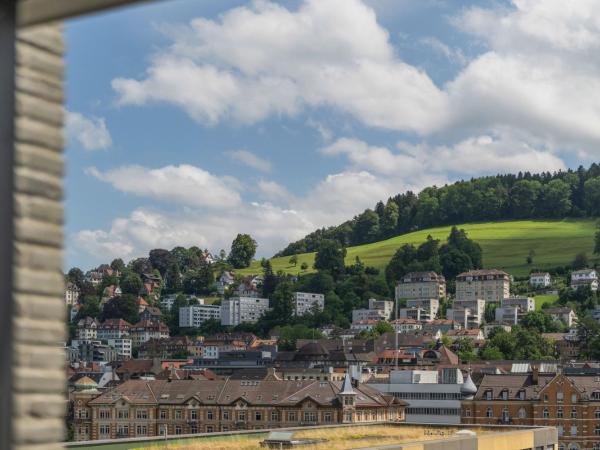 Tailormade Hotel LEO St Gallen : photo 7 de la chambre chambre lit king-size deluxe