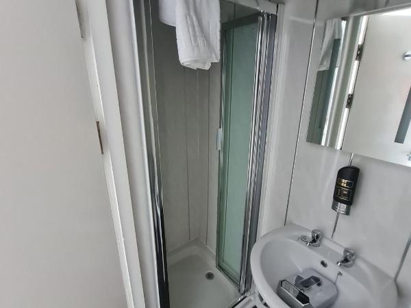 Queens Plaza Hotel : photo 1 de la chambre chambre familiale communicante - vue sur mer