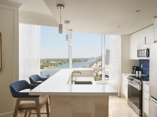 Fontainebleau Miami Beach : photo 2 de la chambre suite