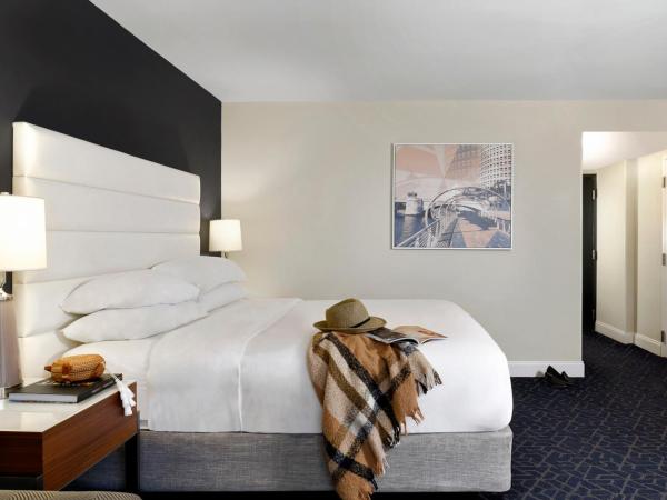 Hotel Tampa Riverwalk : photo 2 de la chambre corner king room with sofa bed and balcony - river view