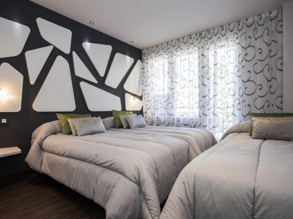 Hostal Barcelona : photo 2 de la chambre chambre double ou lits jumeaux avec lit d'appoint