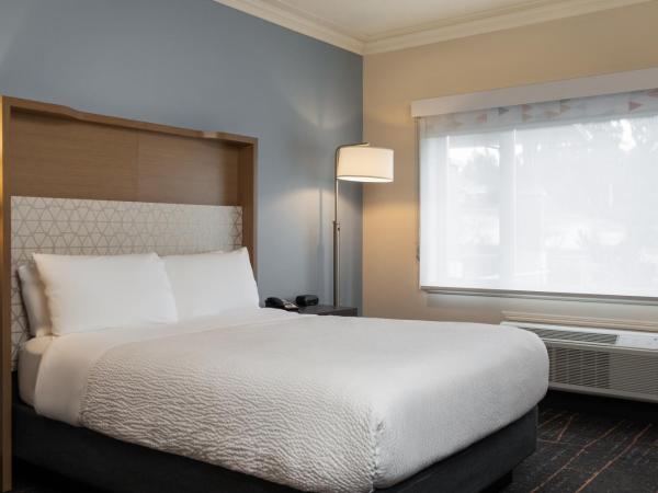 Holiday Inn Victoria - Elk Lake, an IHG Hotel : photo 1 de la chambre suite lit queen-size 1 chambre avec accès piscine