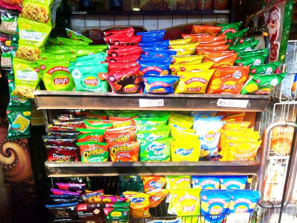 Near Airport AC Couple Friendly Room at a Budget Inn : photo 3 de la chambre chambre double avec salle de bains commune