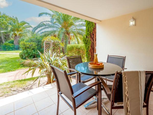 Résidence Pierre & Vacances le Hameau de la Pinède : photo 6 de la chambre studio avec coin nuit dans alcôve, climatisation et terrasse ou balcon (4 personnes)