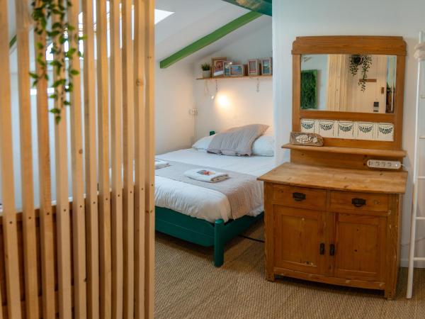 SURF HOSTEL BIARRITZ : photo 6 de la chambre chambre double avec salle de bains commune