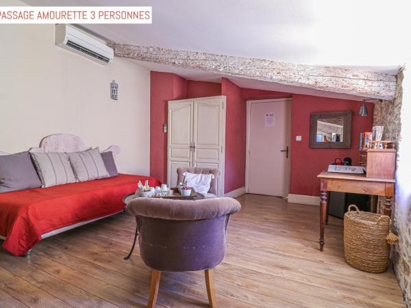 Le Passage : photo 6 de la chambre chambre triple avec salle de bains privative