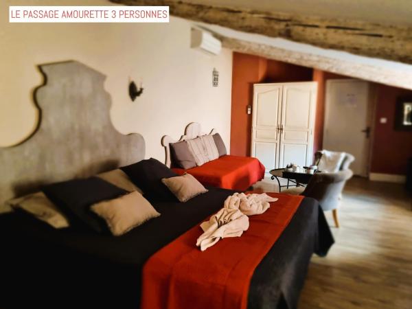 Le Passage : photo 2 de la chambre chambre triple avec salle de bains privative