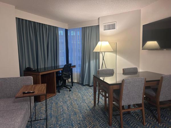 Fort Pontchartrain Detroit, a Wyndham Hotel : photo 6 de la chambre chambre lit king-size avec douche accessible en fauteuil roulant - adaptée aux personnes malentendantes/à mobilité réduite - non-fumeurs
