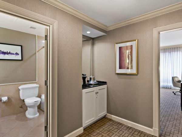 The Royal Sonesta Harbor Court Baltimore : photo 3 de la chambre chambre lit king-size de luxe 