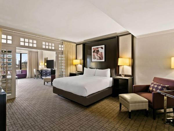 The Royal Sonesta Harbor Court Baltimore : photo 1 de la chambre suite ambassadeur 1 chambre avec douche accessible en fauteuil roulant - accessible aux personnes à mobilité réduite/malentendantes 