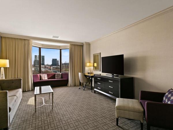 The Royal Sonesta Harbor Court Baltimore : photo 3 de la chambre suite ambassadeur 1 chambre avec douche accessible en fauteuil roulant - accessible aux personnes à mobilité réduite/malentendantes 