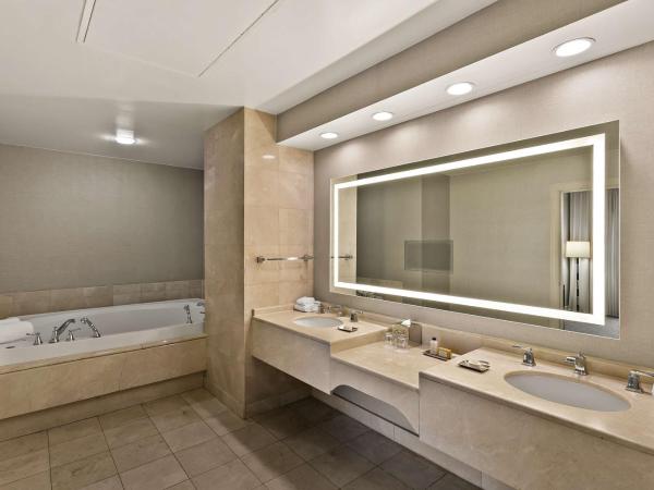 The Royal Sonesta Harbor Court Baltimore : photo 4 de la chambre suite lit king-size premier - vue sur port