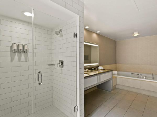 The Royal Sonesta Harbor Court Baltimore : photo 5 de la chambre suite ambassadeur 1 chambre avec douche accessible en fauteuil roulant - accessible aux personnes à mobilité réduite/malentendantes 
