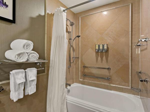 The Royal Sonesta Harbor Court Baltimore : photo 3 de la chambre hébergement deluxe avec 2 lits queen-size et baignoire - accessible aux personnes à mobilité réduite/malentendantes