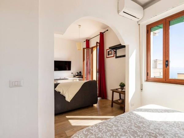 Tauromenion Guest House : photo 6 de la chambre chambre double avec balcon - vue sur mer