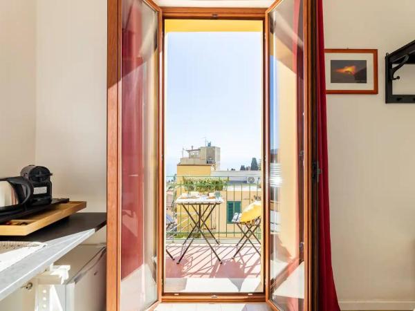 Tauromenion Guest House : photo 8 de la chambre chambre double avec balcon - vue sur mer