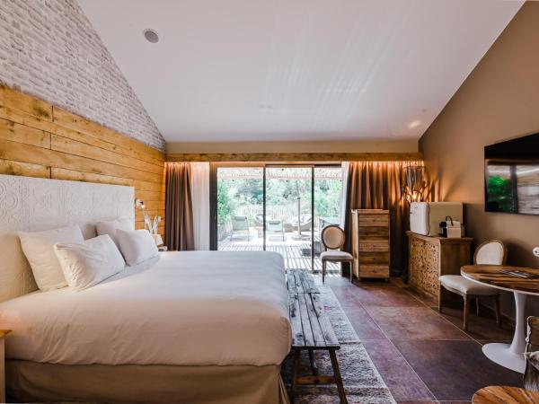 Le Hameau Des Pesquiers Ecolodge & Spa, Curio Collection By Hilton : photo 4 de la chambre chambres lit king-size avec terrasse