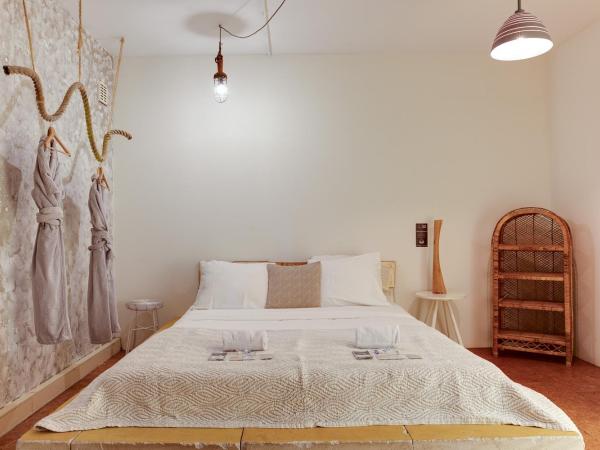 ClinkMama : photo 2 de la chambre chambre double deluxe avec salle de bains privative