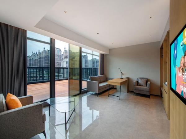 Park Inn by Radisson Chengdu Sihe Metro Station Xinchuan : photo 2 de la chambre suite avec vue