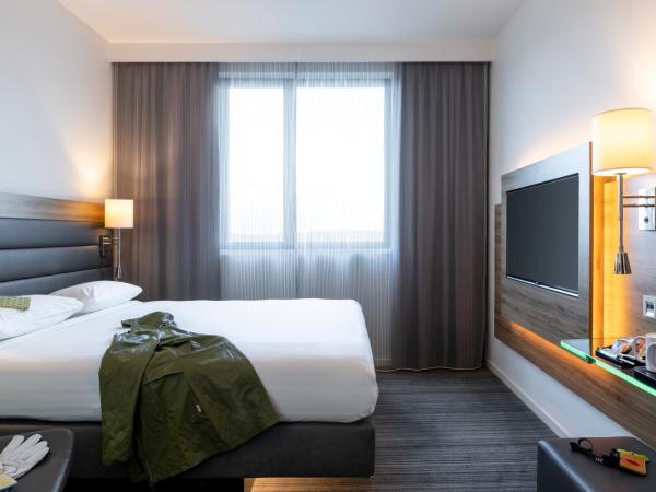 Moxy Berlin Ostbahnhof : photo 1 de la chambre chambre moxy lit queen-size