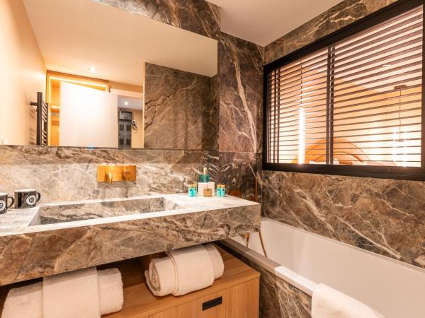 Fahrenheit Seven Courchevel : photo 6 de la chambre suite lit king-size avec balcon