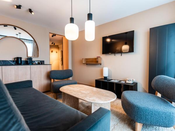 Fahrenheit Seven Courchevel : photo 2 de la chambre suite lit king-size avec balcon