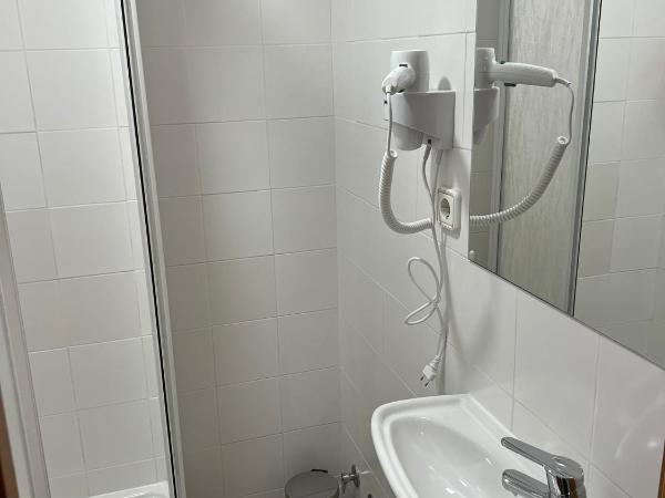 Hostal Flat55Madrid : photo 7 de la chambre petite chambre double avec salle de bains commune