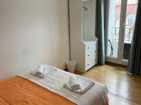 Hostal Flat55Madrid : photo 8 de la chambre petite chambre double avec salle de bains commune