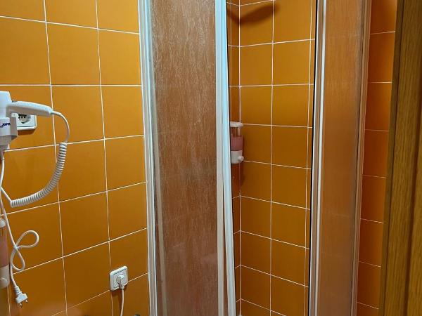 Hostal Flat55Madrid : photo 9 de la chambre petite chambre double avec salle de bains commune