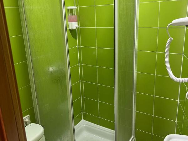 Hostal Flat55Madrid : photo 10 de la chambre petite chambre double avec salle de bains commune