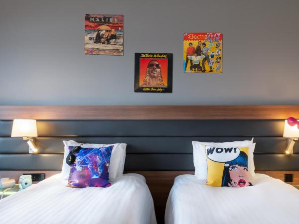 Moxy Amsterdam Houthavens : photo 1 de la chambre chambre lits jumeaux moxy sleeper