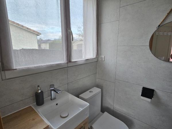 Chambre indépendante, privée climatisée avec parking : photo 5 de la chambre chambre double avec salle de bains privative