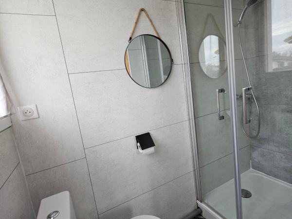 Chambre indépendante, privée climatisée avec parking : photo 4 de la chambre chambre double avec salle de bains privative